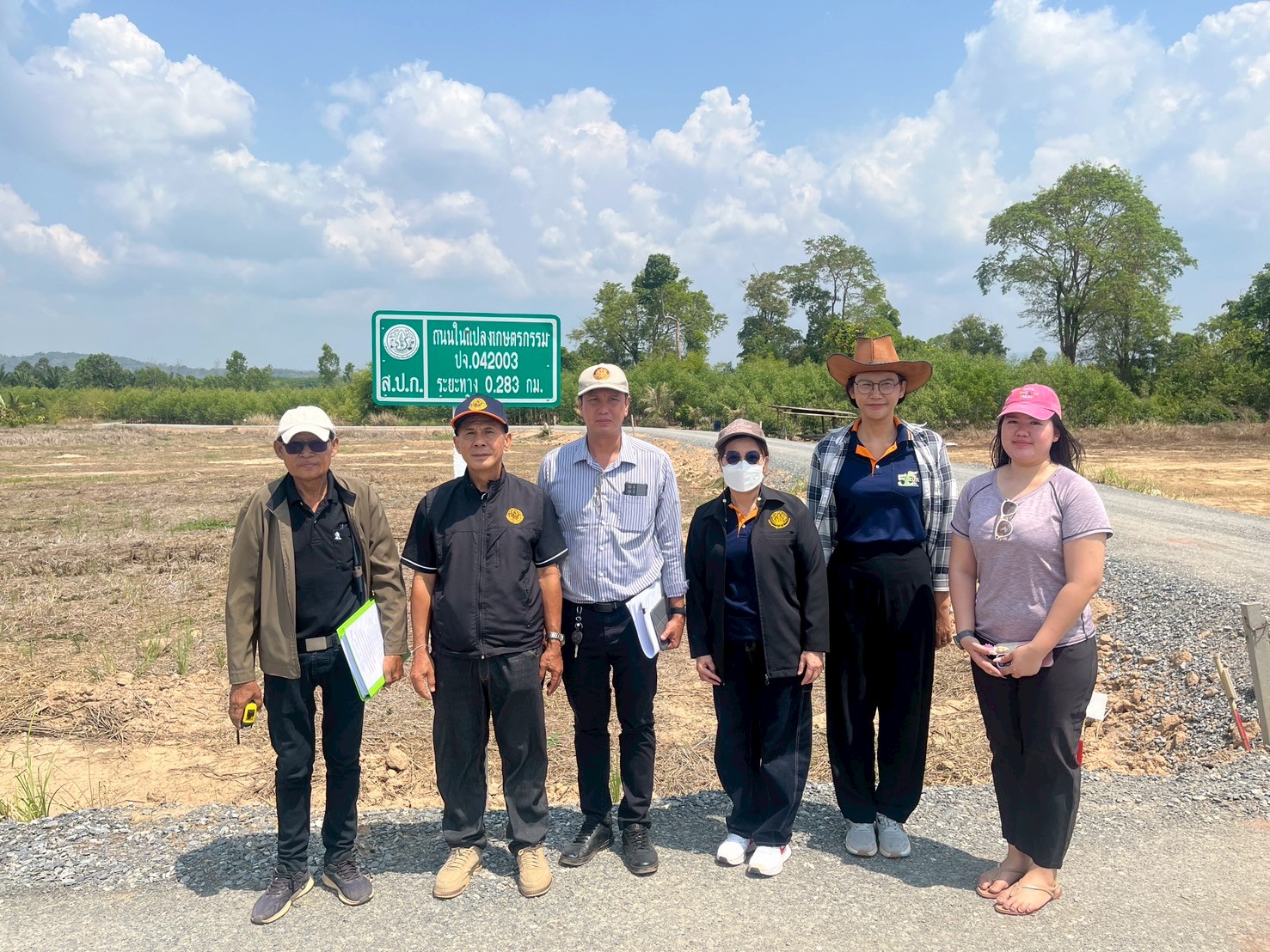 title - วันที่ 17 มีนาคม 2569 นายวิทูล ประดิษฐบุญ ปฏิรูปที่ดินจังหวัดปราจีนบุรี  มอบหมายให้ นายเชวงศักดิ์ อะปะมาตร ผู้อำนวยการกลุ่มงานช่างและแผนที่  นางรักษ์หทัยรัตน์ เมทนีกรชัย หัวหน้าฝ่ายบริหาร และเจ้าหน้าที่ ส.ป.ก.ปราจีนบุรี ลงพื้นที่ตรวจรับงานก่อสร้างถนนสายซอยในแปลงเกษตรกรรม ในเขตปฏิรูปที่ดิน ให้แก่เกษตรกรผู้ไร้ที่ดินทำกิน